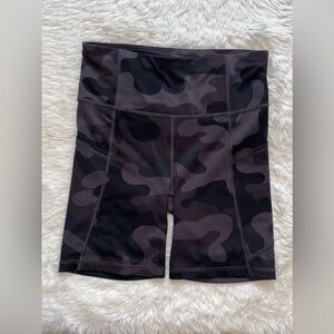 Gap Fit camo biker shorts women’s XS camouflage high rise workout shorts pocket